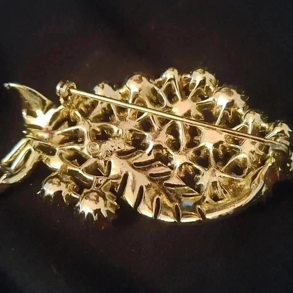 Beautiful vintage Coro pink iridescent rhinestone pin - Picture 3 of 4